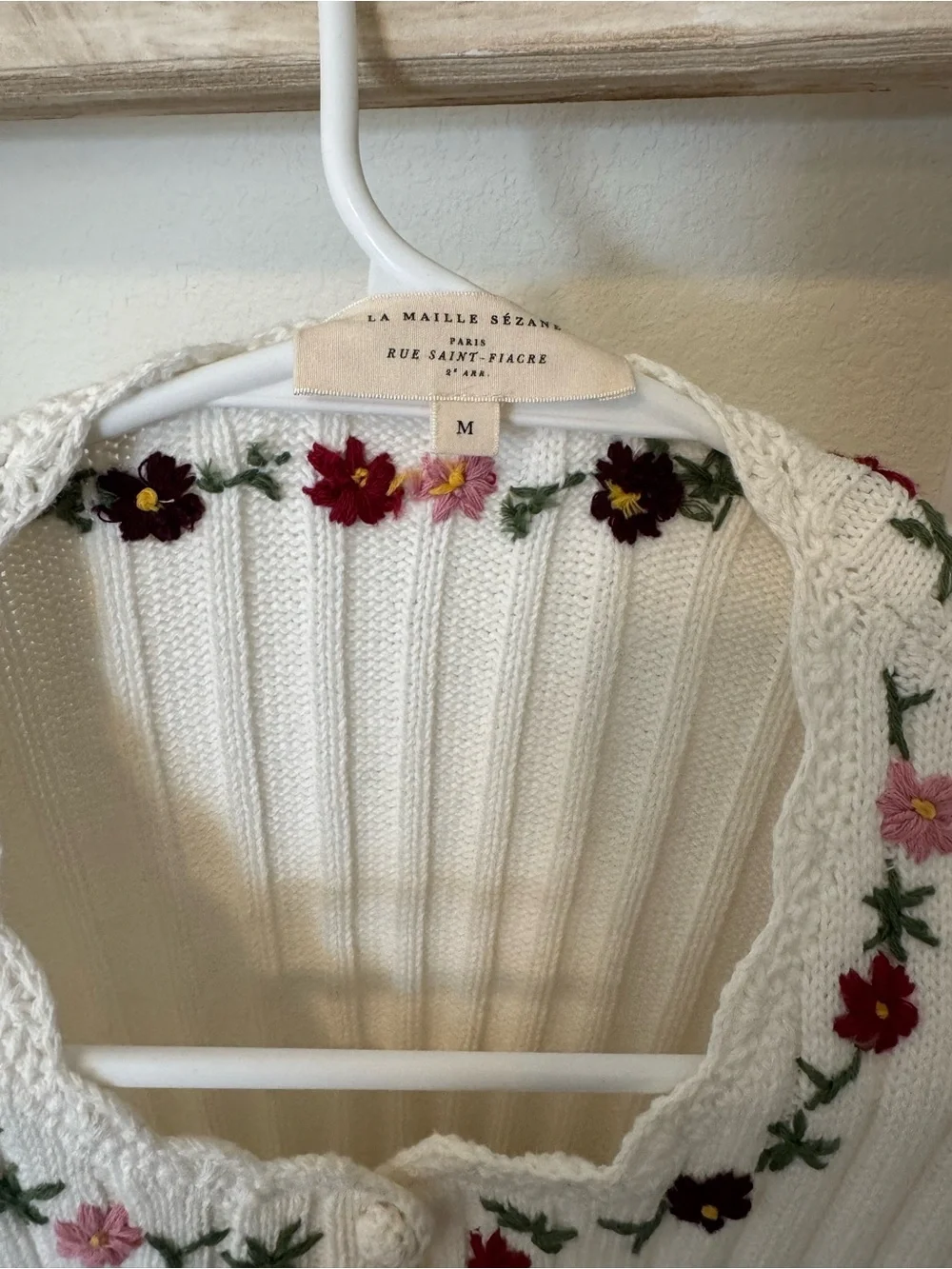 Sezane Gilet Ilena White Ribbed Short-Sleeve Cardigan with Floral Embroidery - Picture 3 of 8